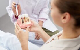 インプラント治療の説明を受ける女性