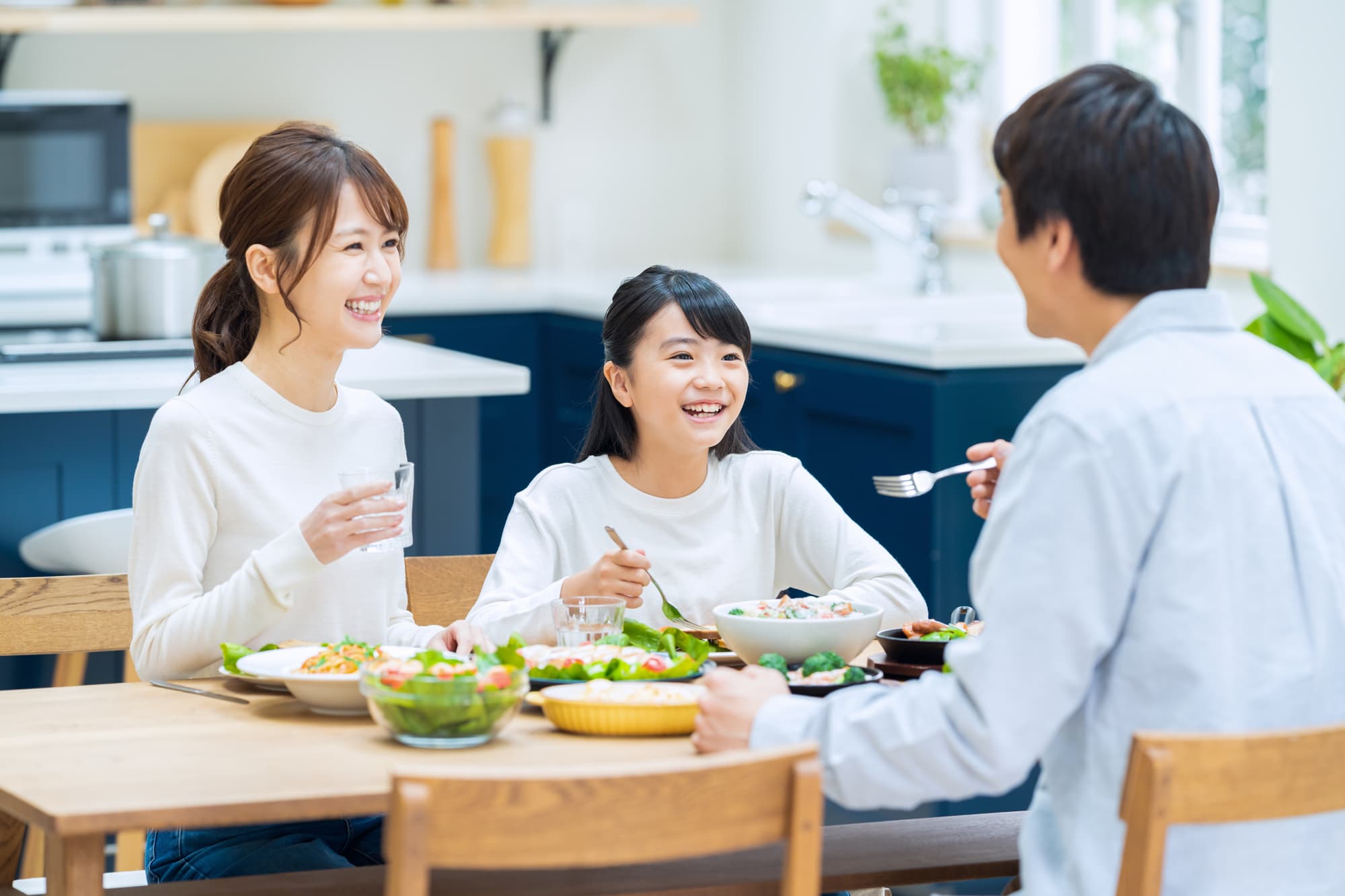 食事を楽しむ家族