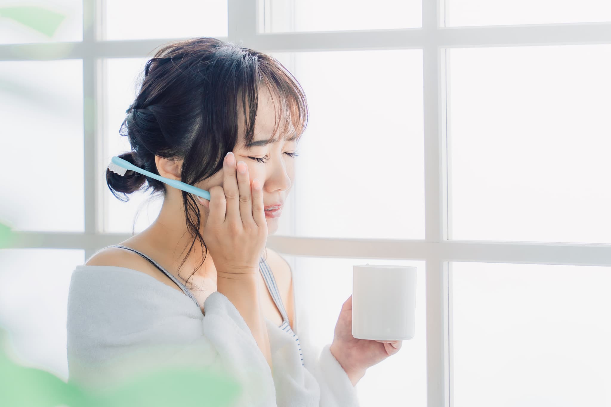 虫歯を放置して歯が痛い女性