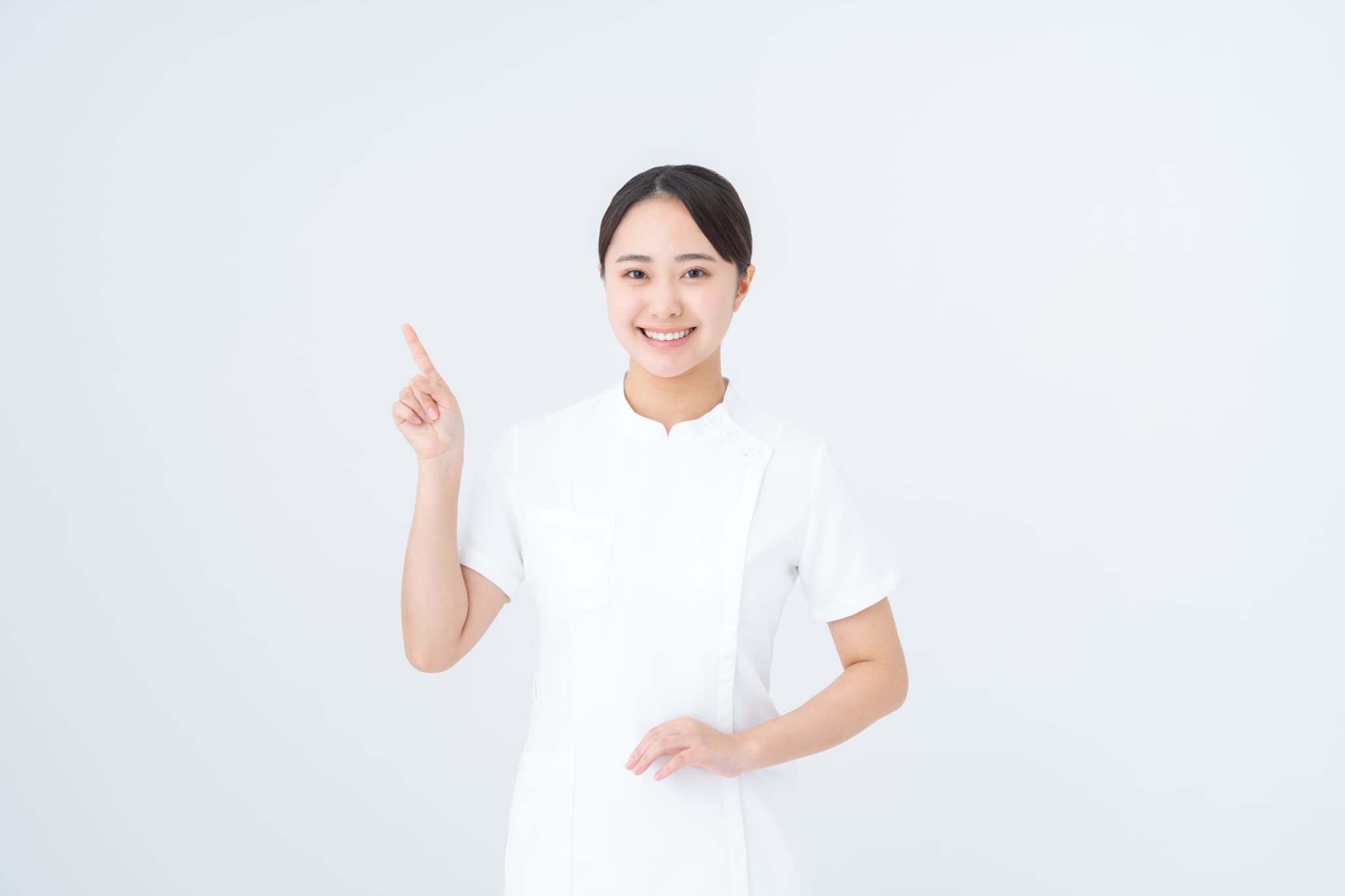 ブリッジ治療の種類を紹介する歯科衛生士の女性
