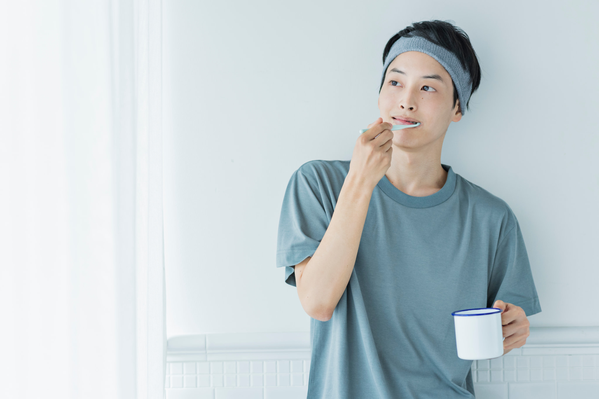 歯周病予防のため歯磨きを徹底する男性