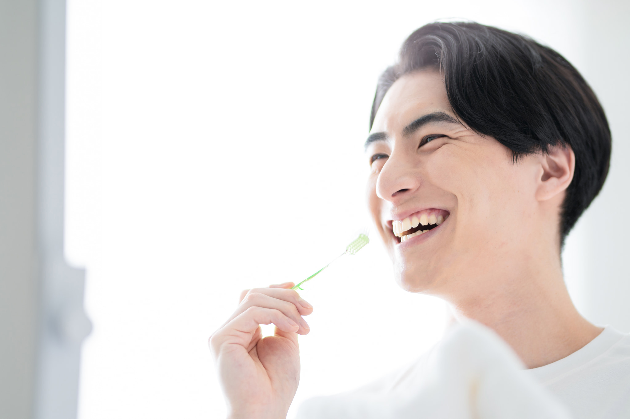 歯周病を予防し健康的に過ごす男性