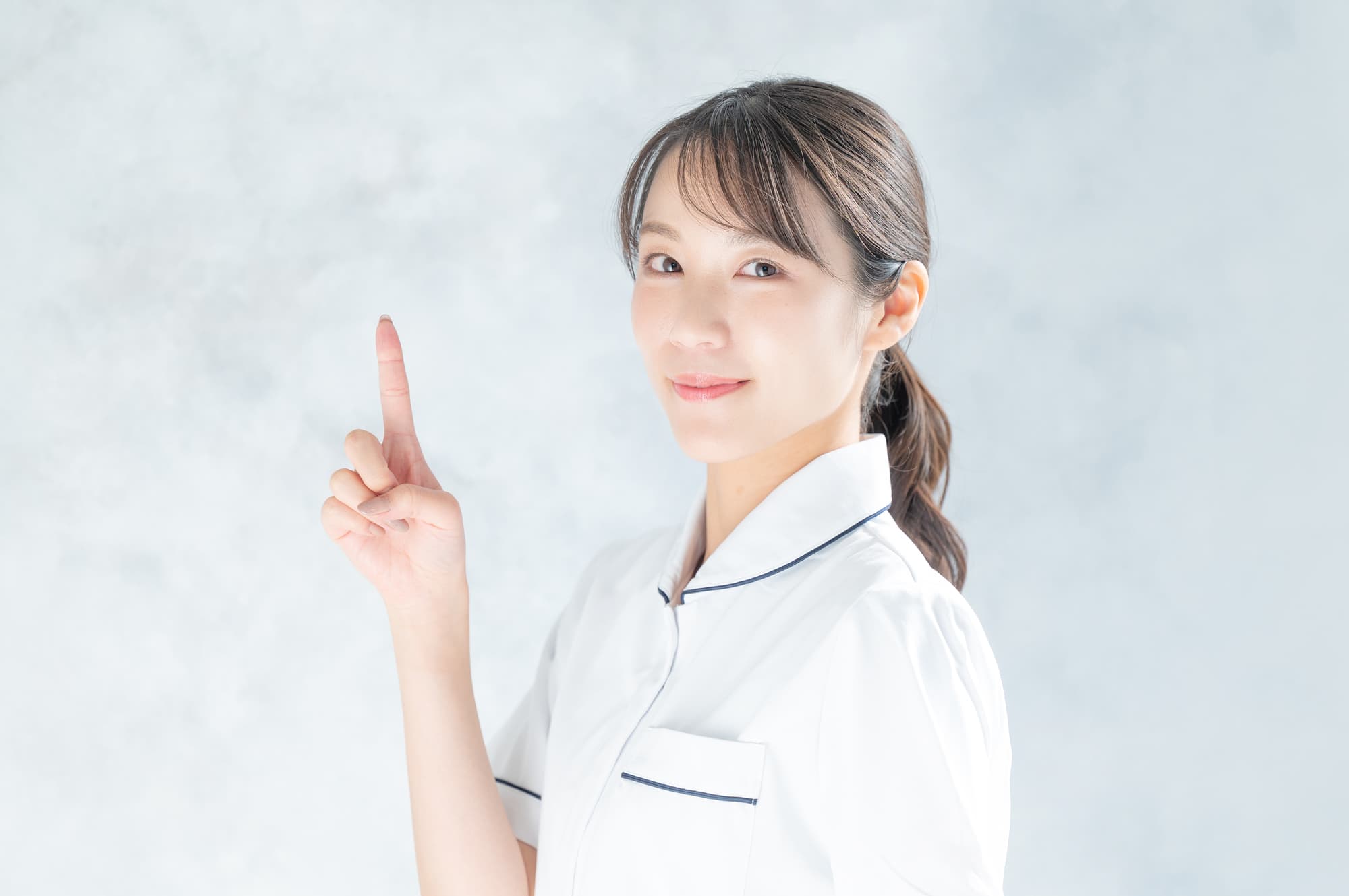 親知らずを抜歯したほうがよい場合を紹介する歯科衛生士の女性