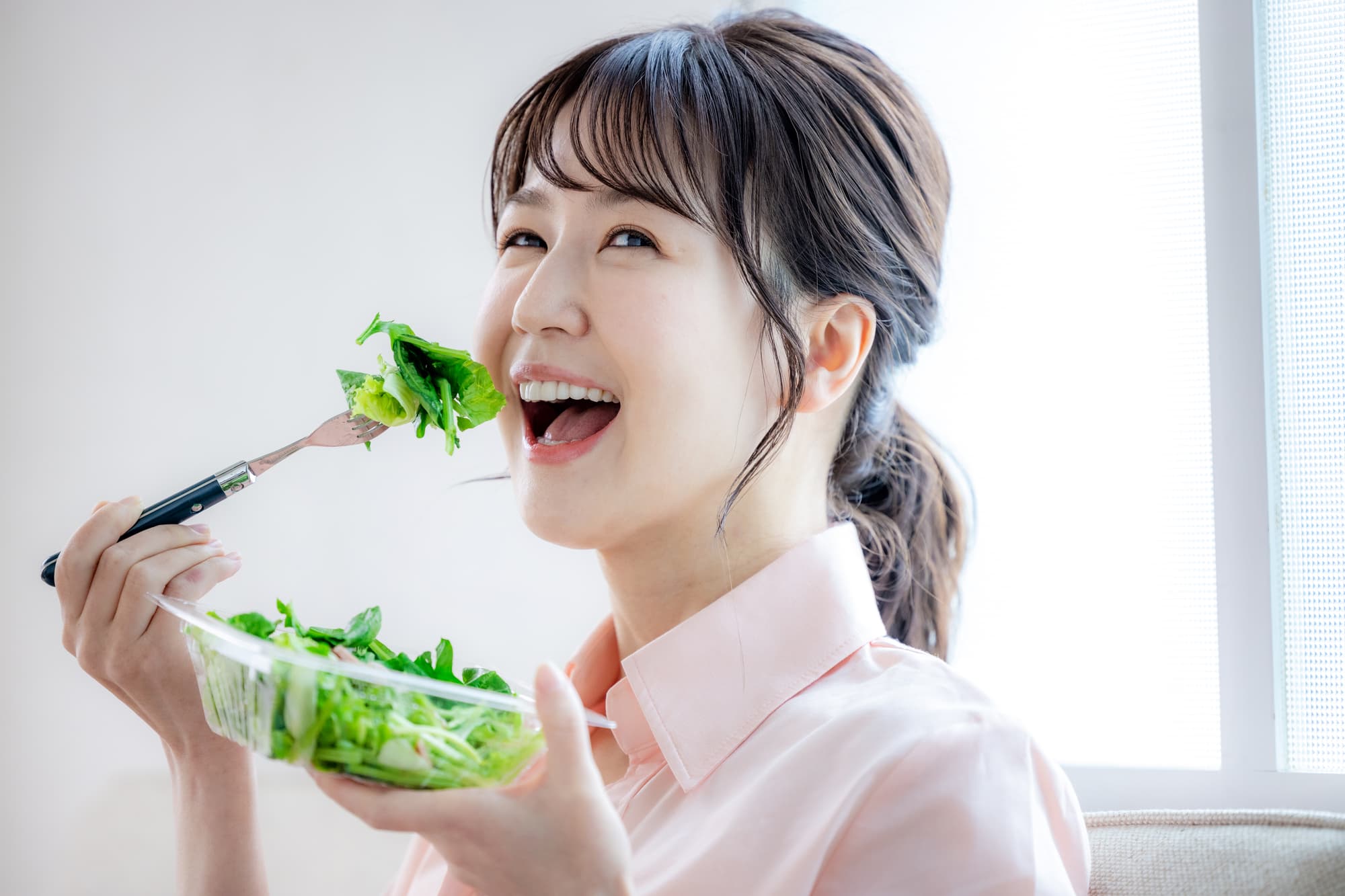 インプラント周囲炎を治療して食事ができるようになった女性