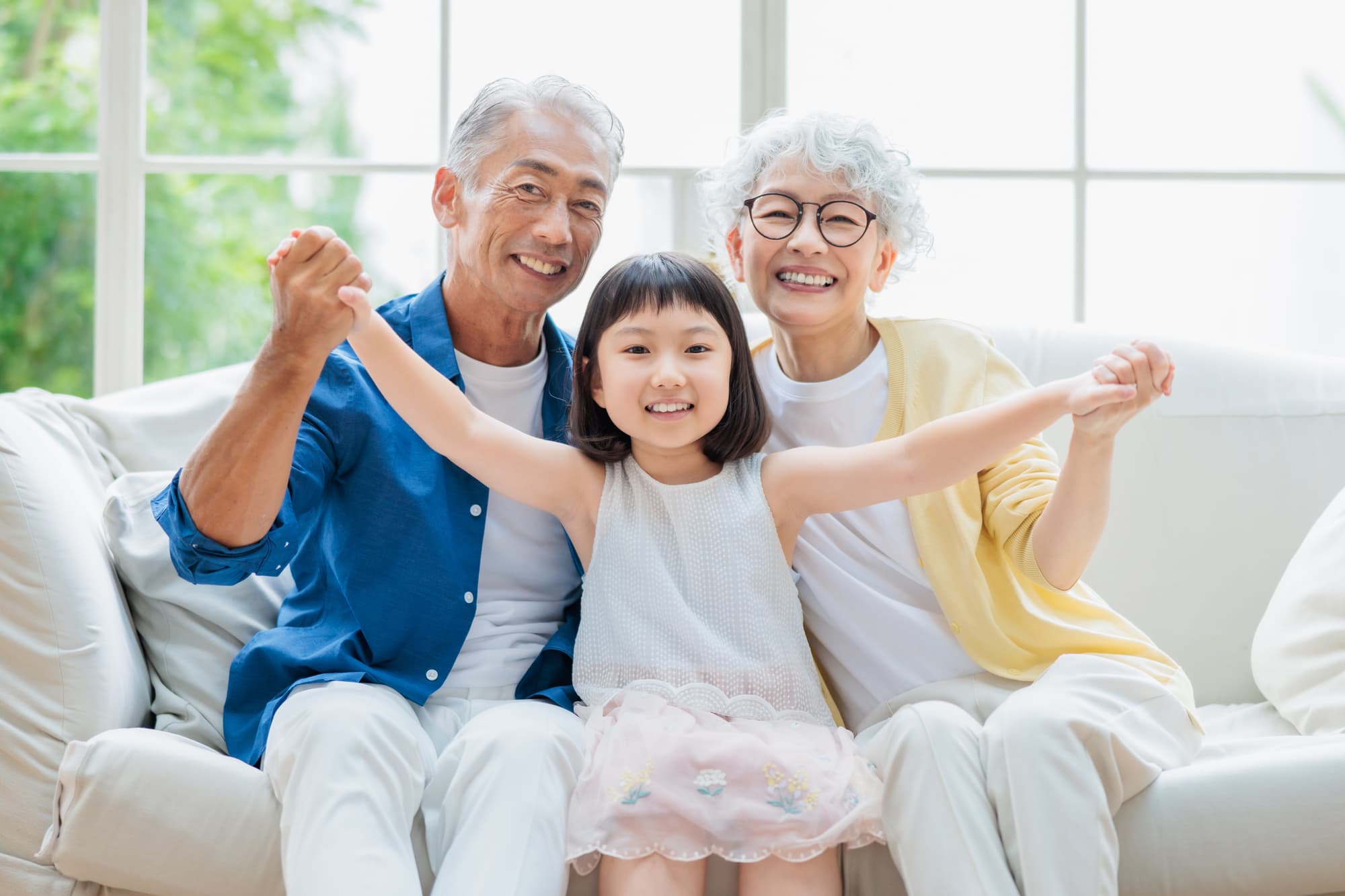 自分に合った入れ歯をして孫と楽しく過ごす男女