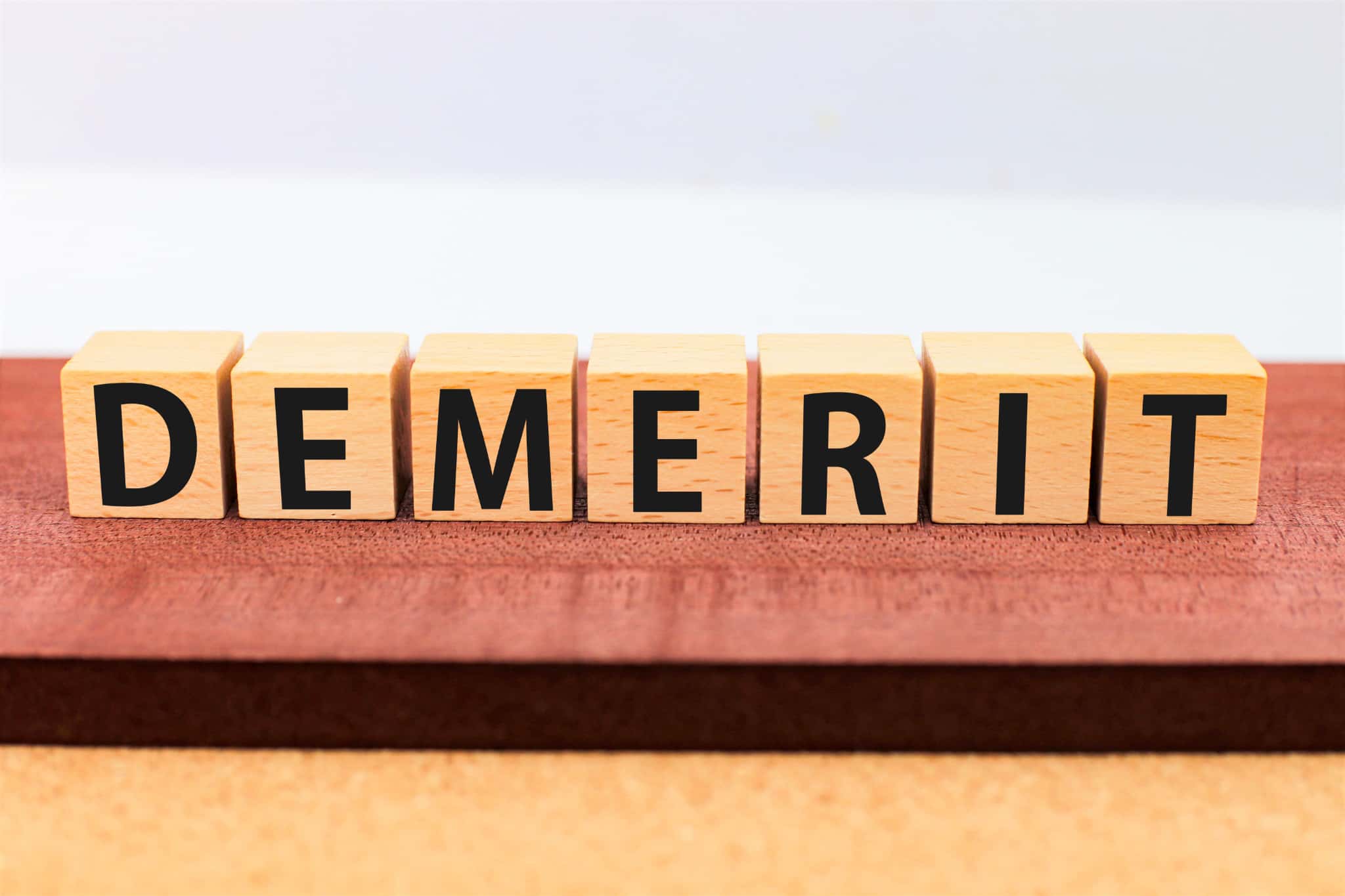 失った奥歯をインプラントにするデメリットを説明するイメージ