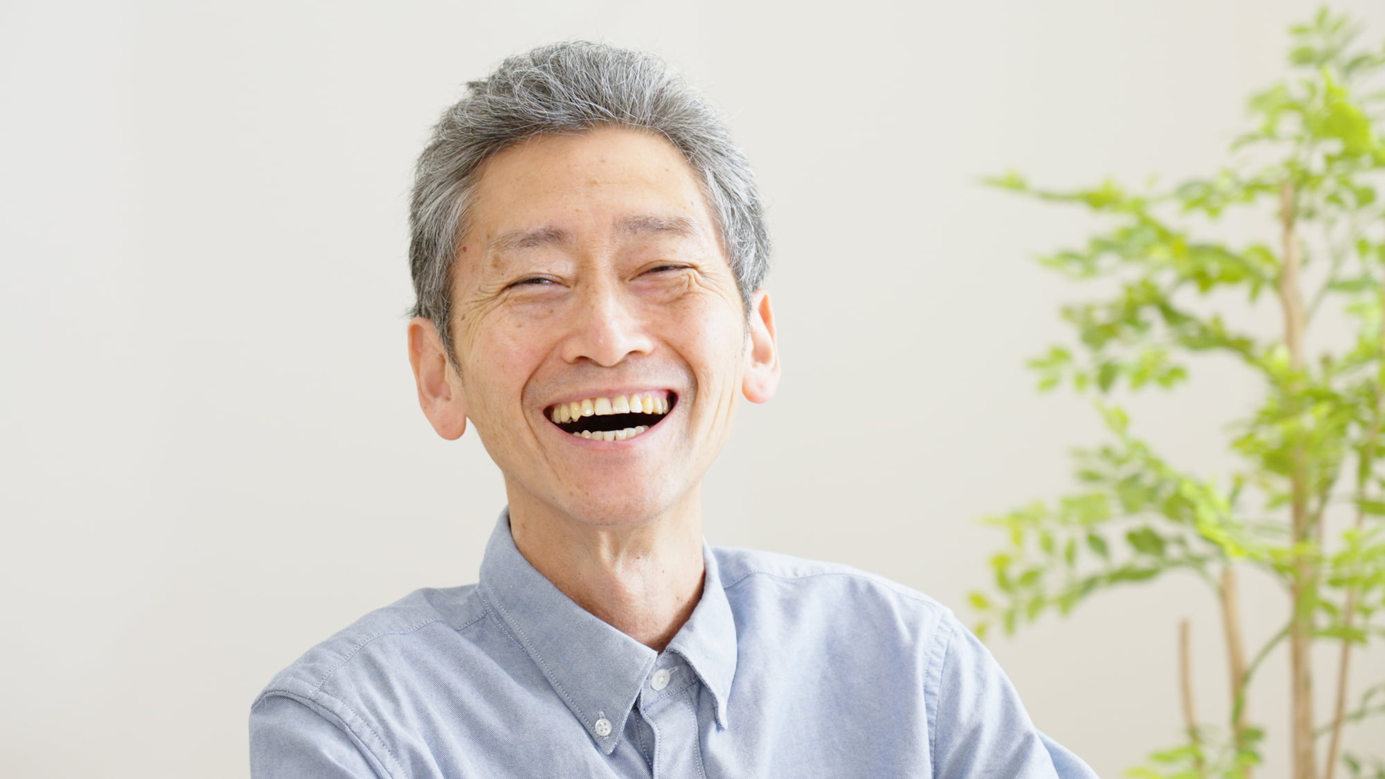 奥歯のインプラント治療をして笑顔の男性