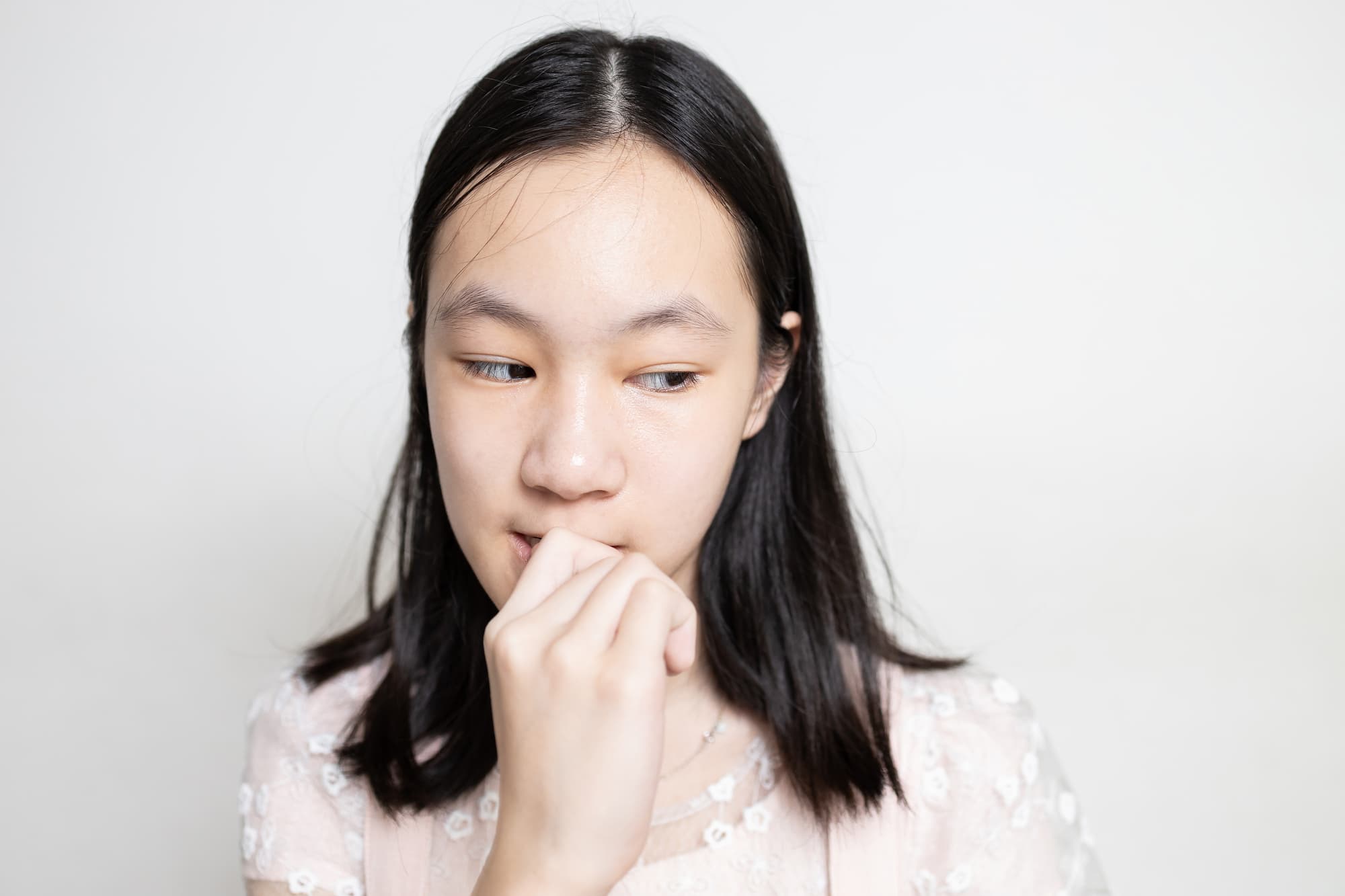 爪をかじる女性