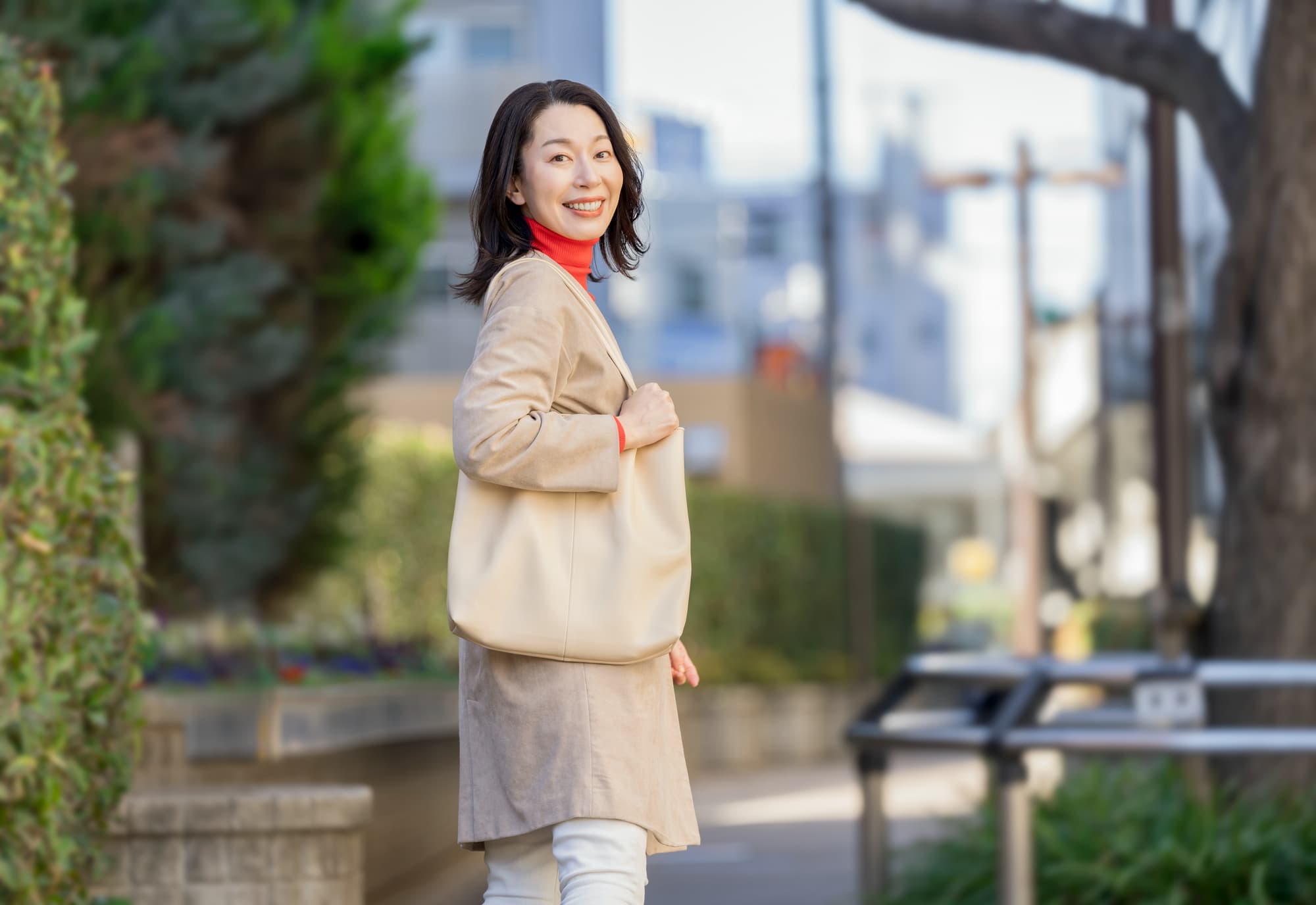 笑顔で振り返る女性