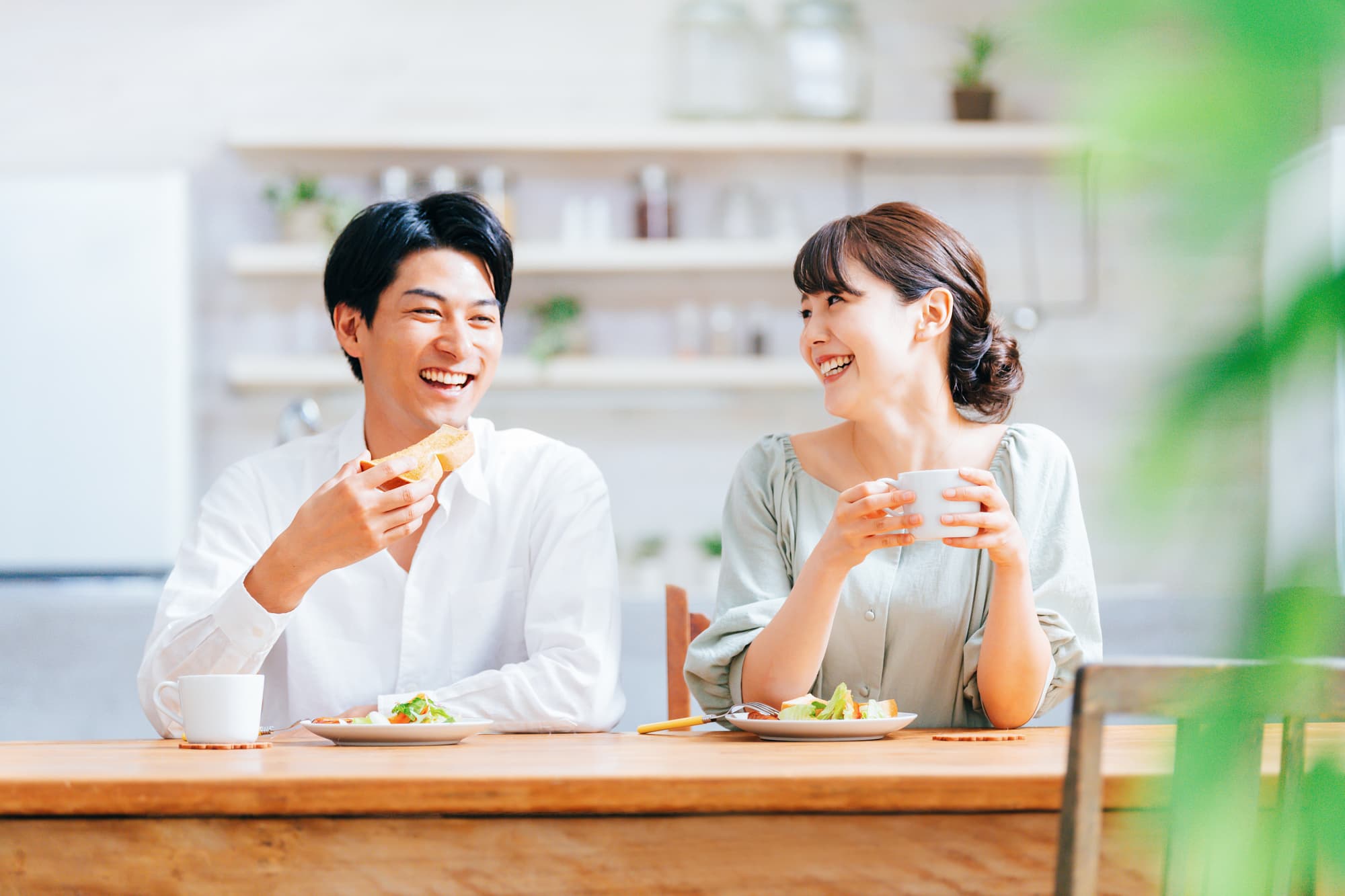 ダイニングで楽しそうに食事する夫婦