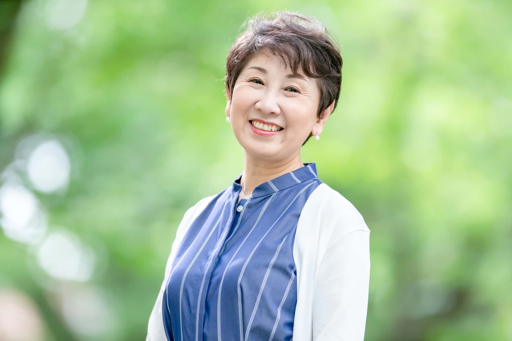 ブリッジ治療をした笑顔の女性