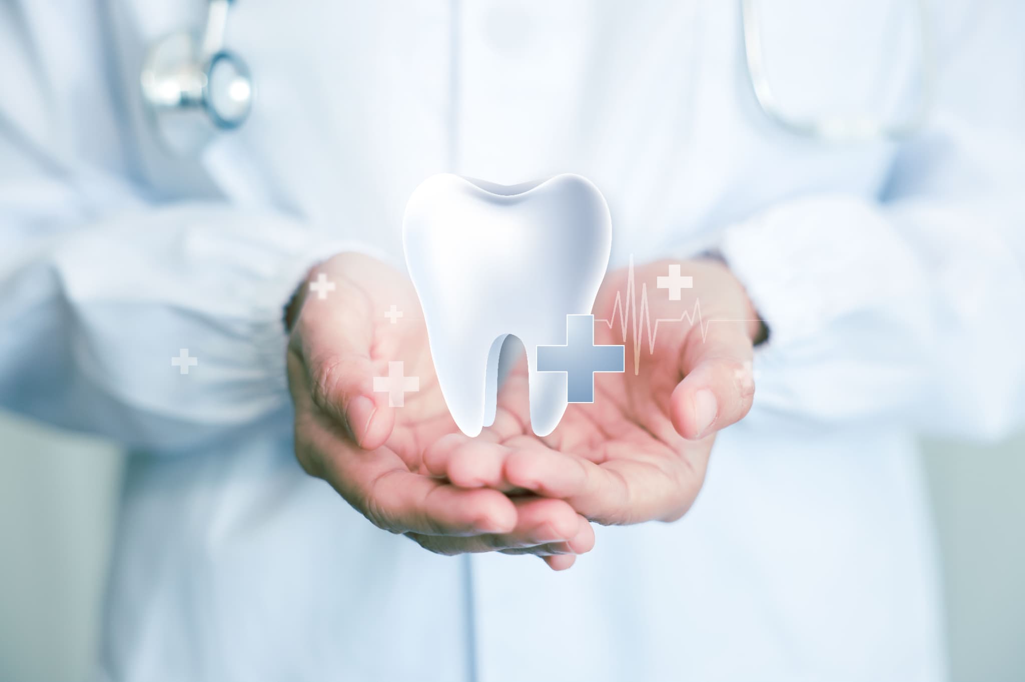 PMTCの重要性を説明する歯科医師