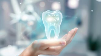 PMTCについて説明する歯科医師