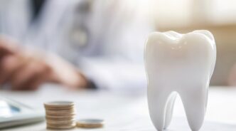 ホワイトニングの費用を支払うイメージ