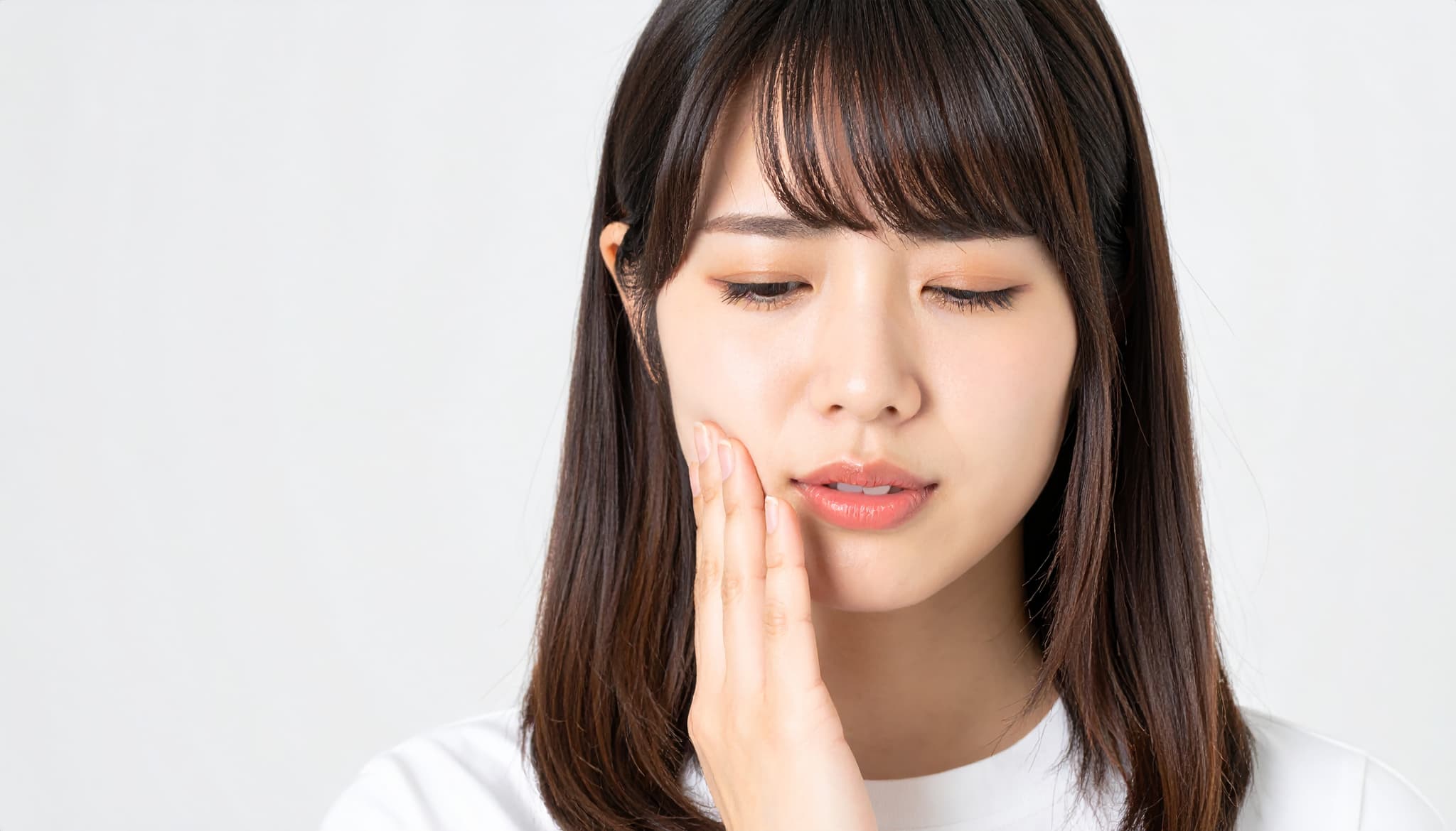 初期虫歯の症状である歯がしみる女性