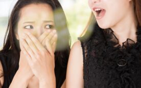 友人の口臭に鼻を塞ぐ女性