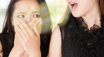 友人の口臭に鼻を塞ぐ女性