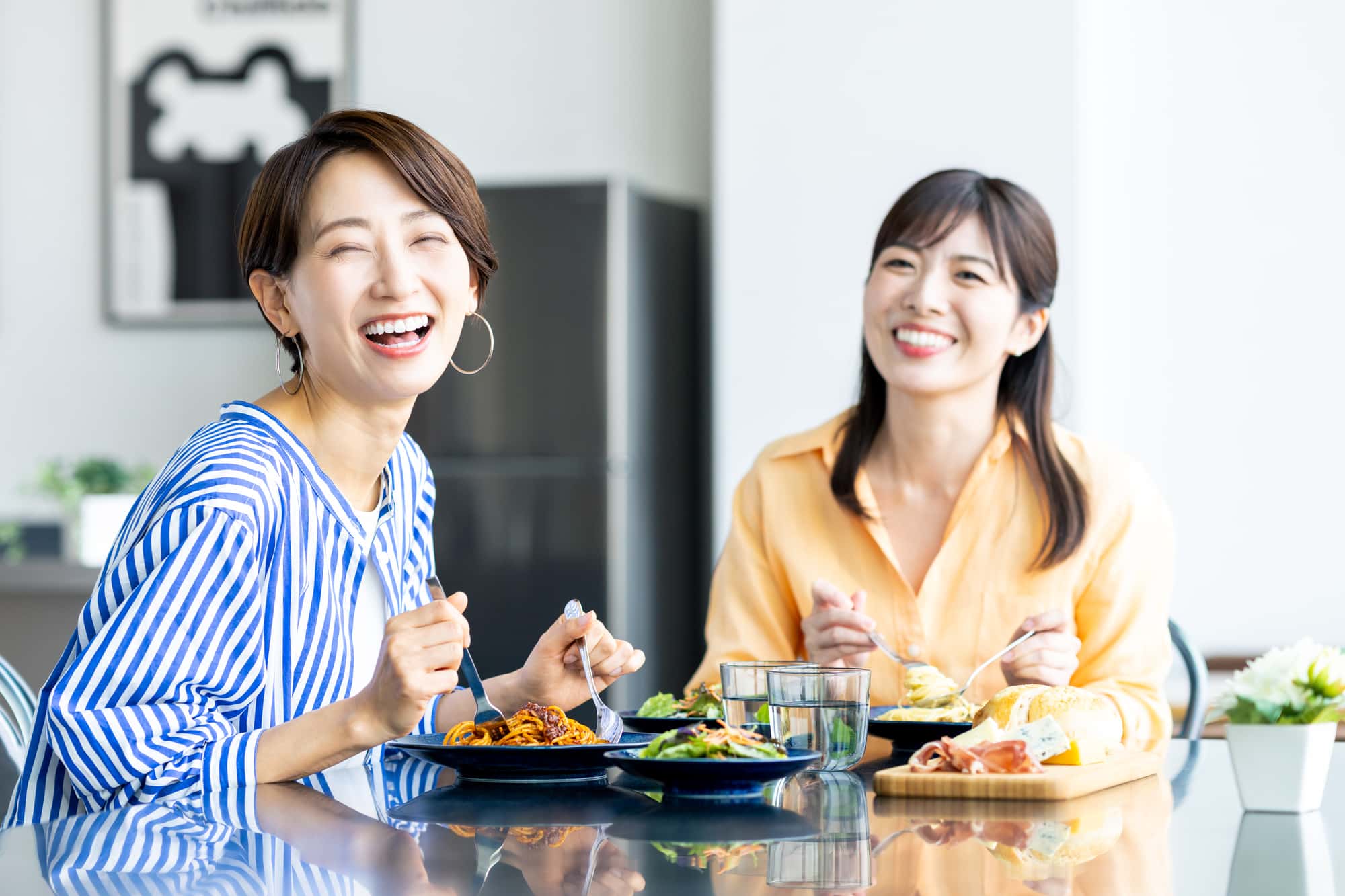 顎関節症を治療して友人と食事を楽しむ女性