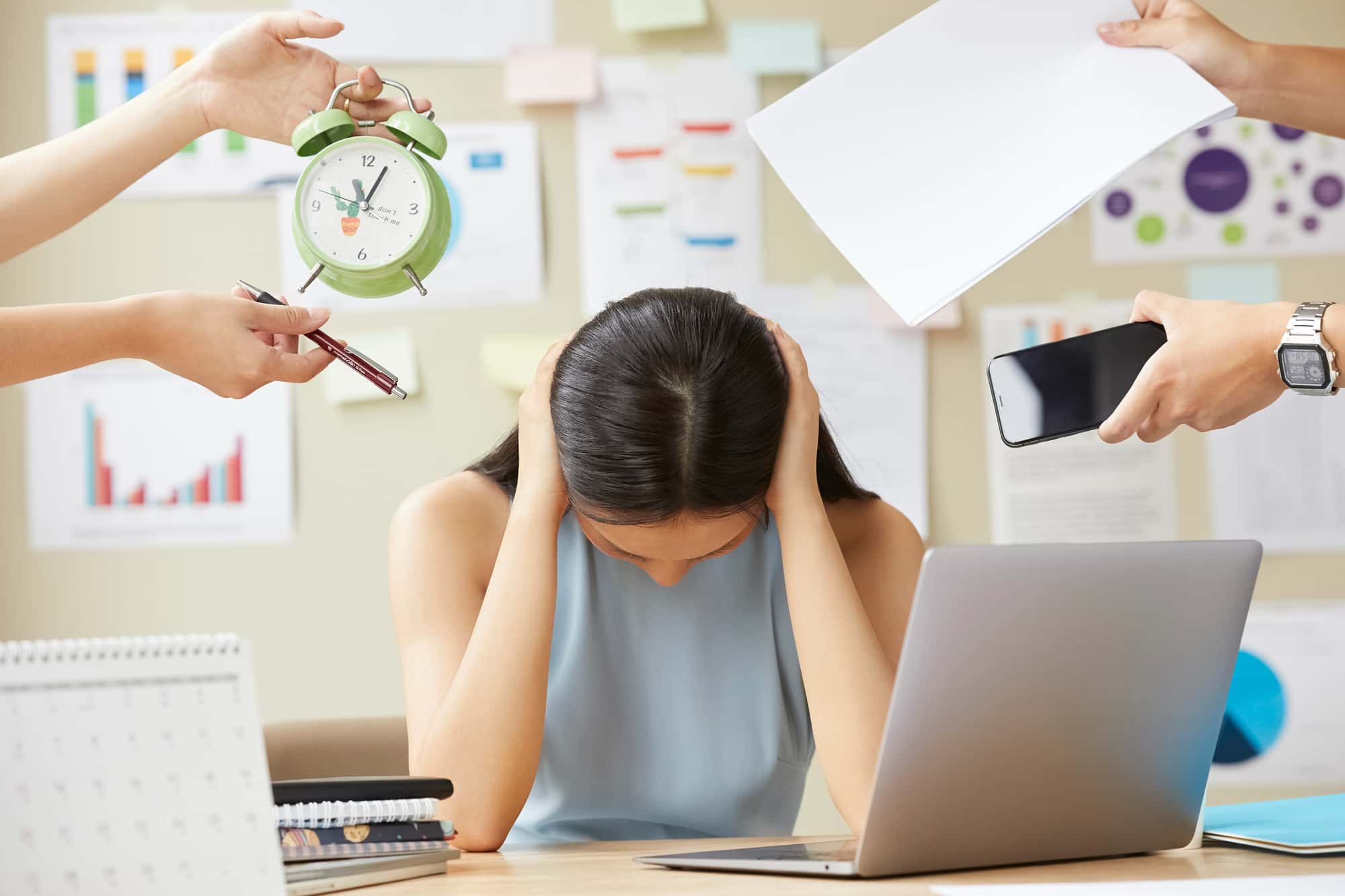 顎関節症の原因になるストレスを感じている女性