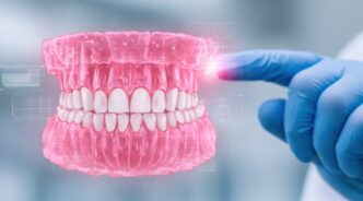 歯周病予防のための歯茎の健康について説明する歯科医師