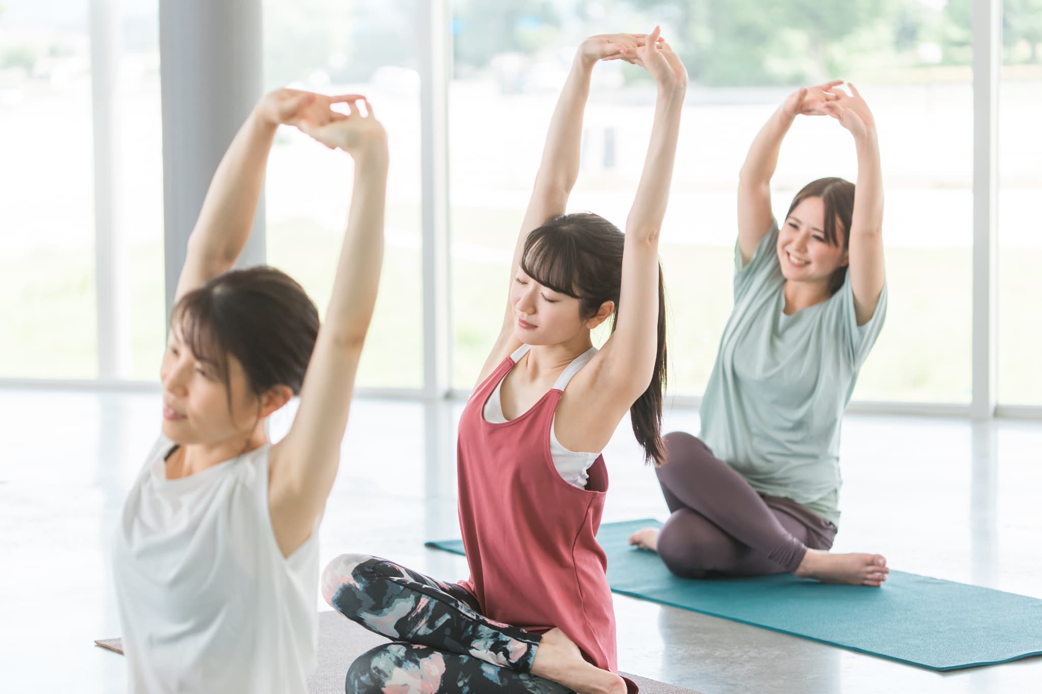 ストレス解消にヨガをする女性