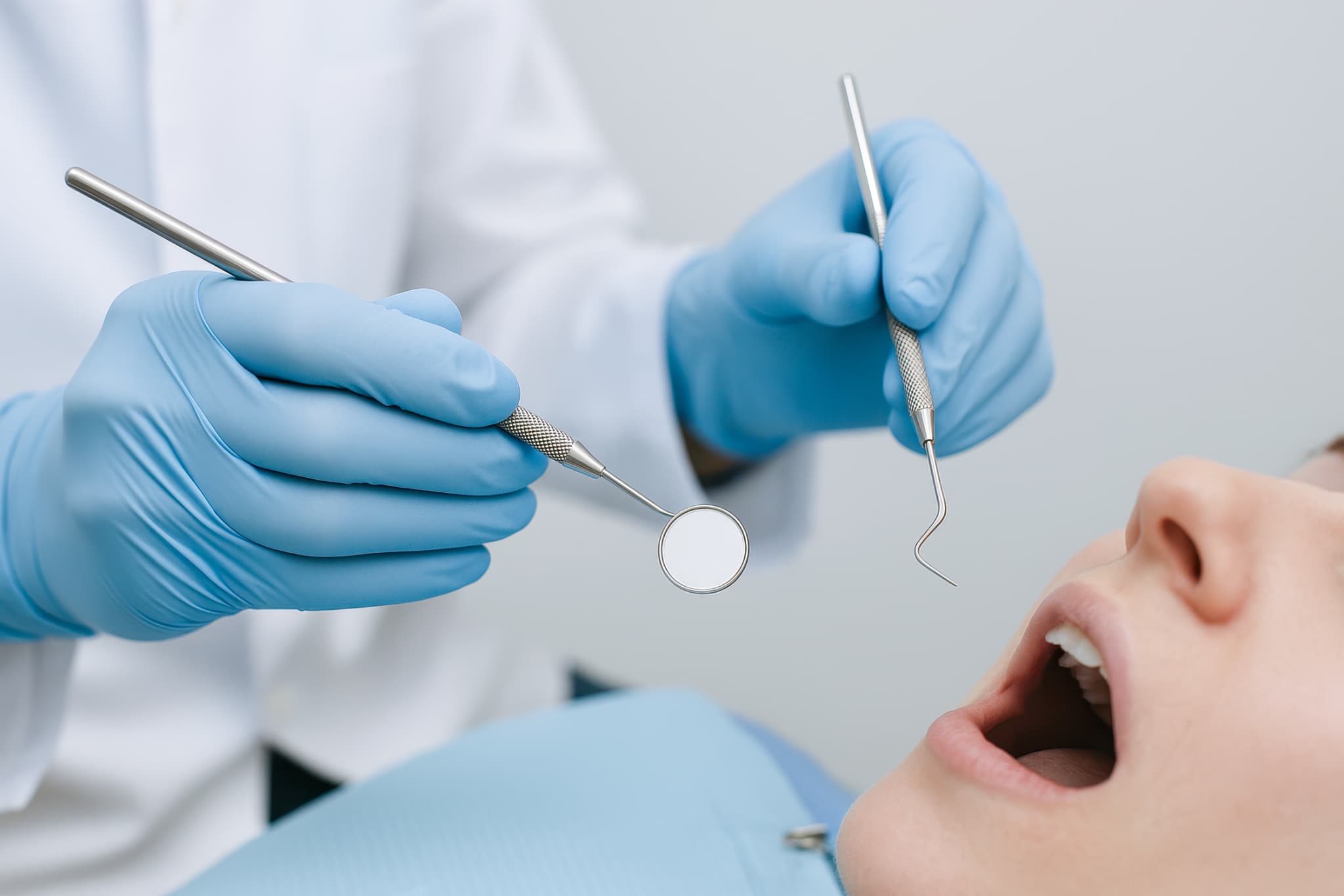 歯周病を予防するために定期的に歯科検診を受診する女性