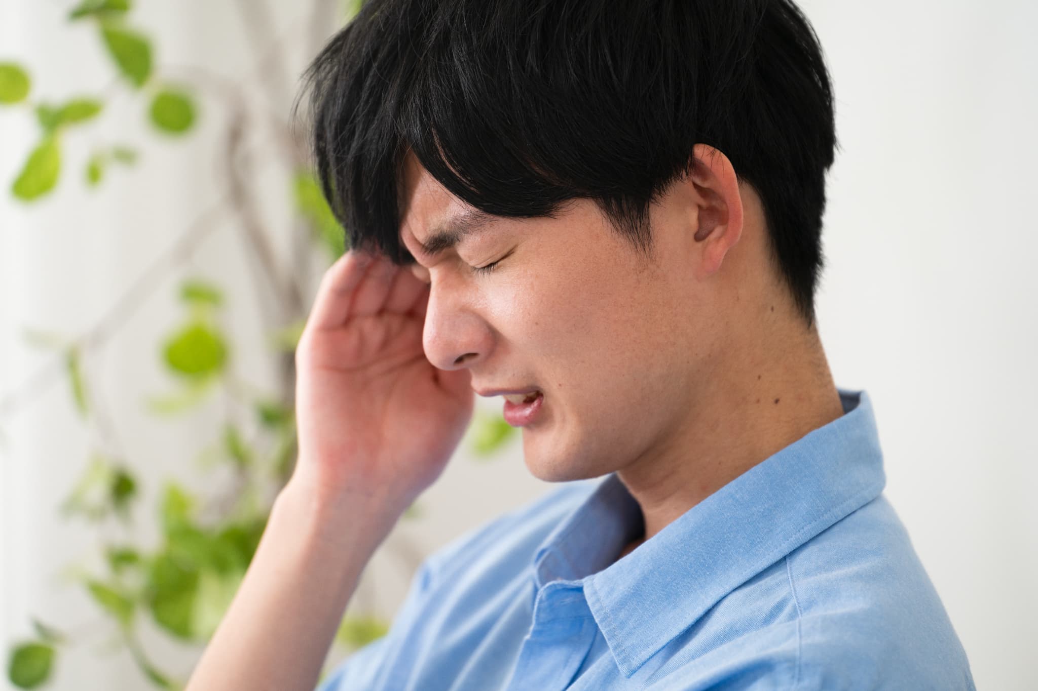 顎関節症を放置して頭痛がするようになった男性