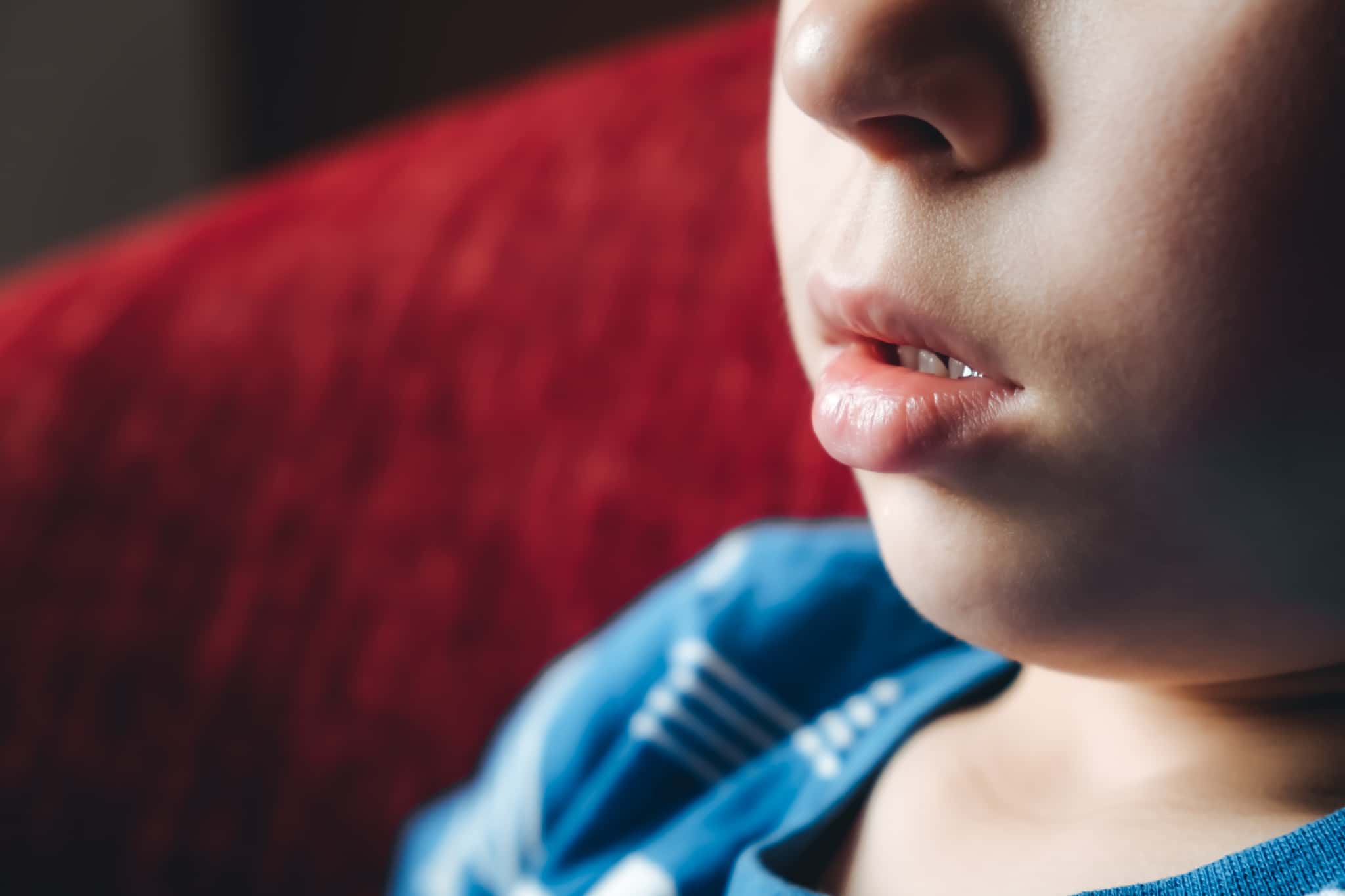 口呼吸をする子どもの口もと