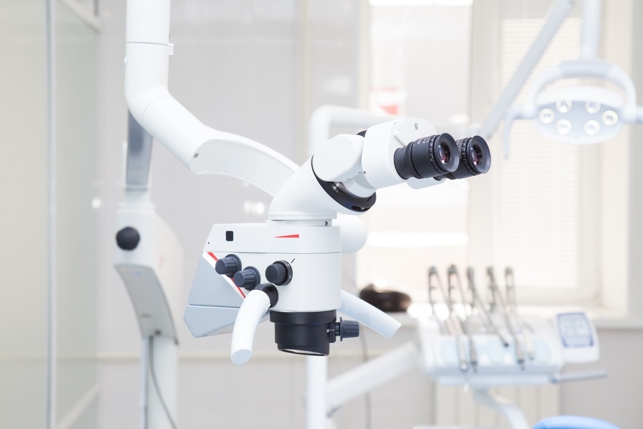 マイクロスコープのある歯科医院