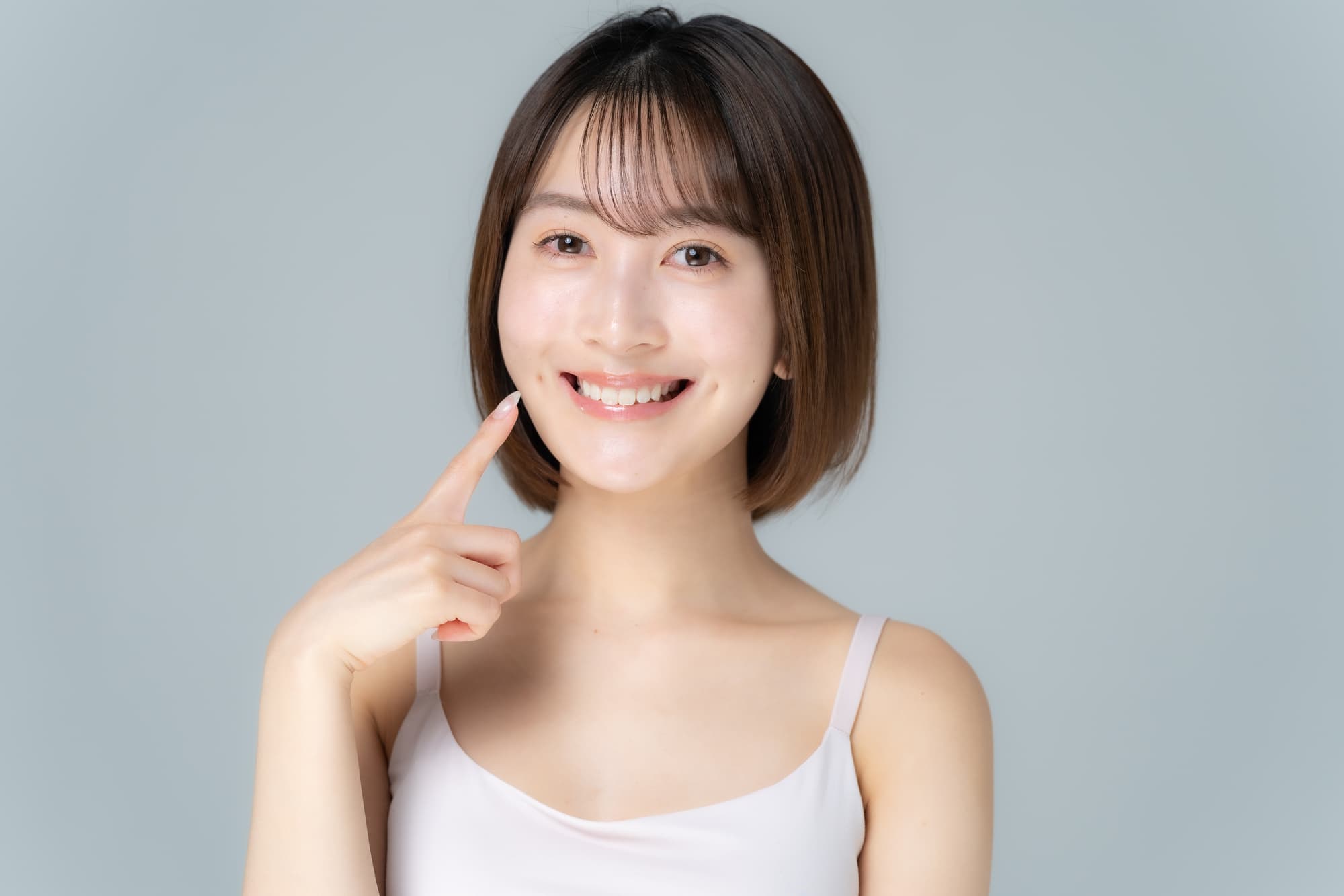 前歯2本をセラミックにして歯が整った女性