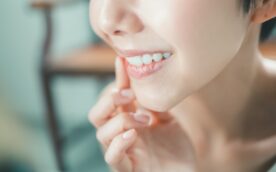 前歯を指さす女性