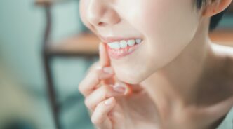 前歯を指さす女性