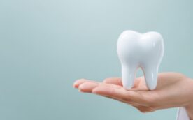 歯を失う原因について話をする歯科医師のイメージ