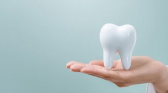 歯を失う原因について話をする歯科医師のイメージ