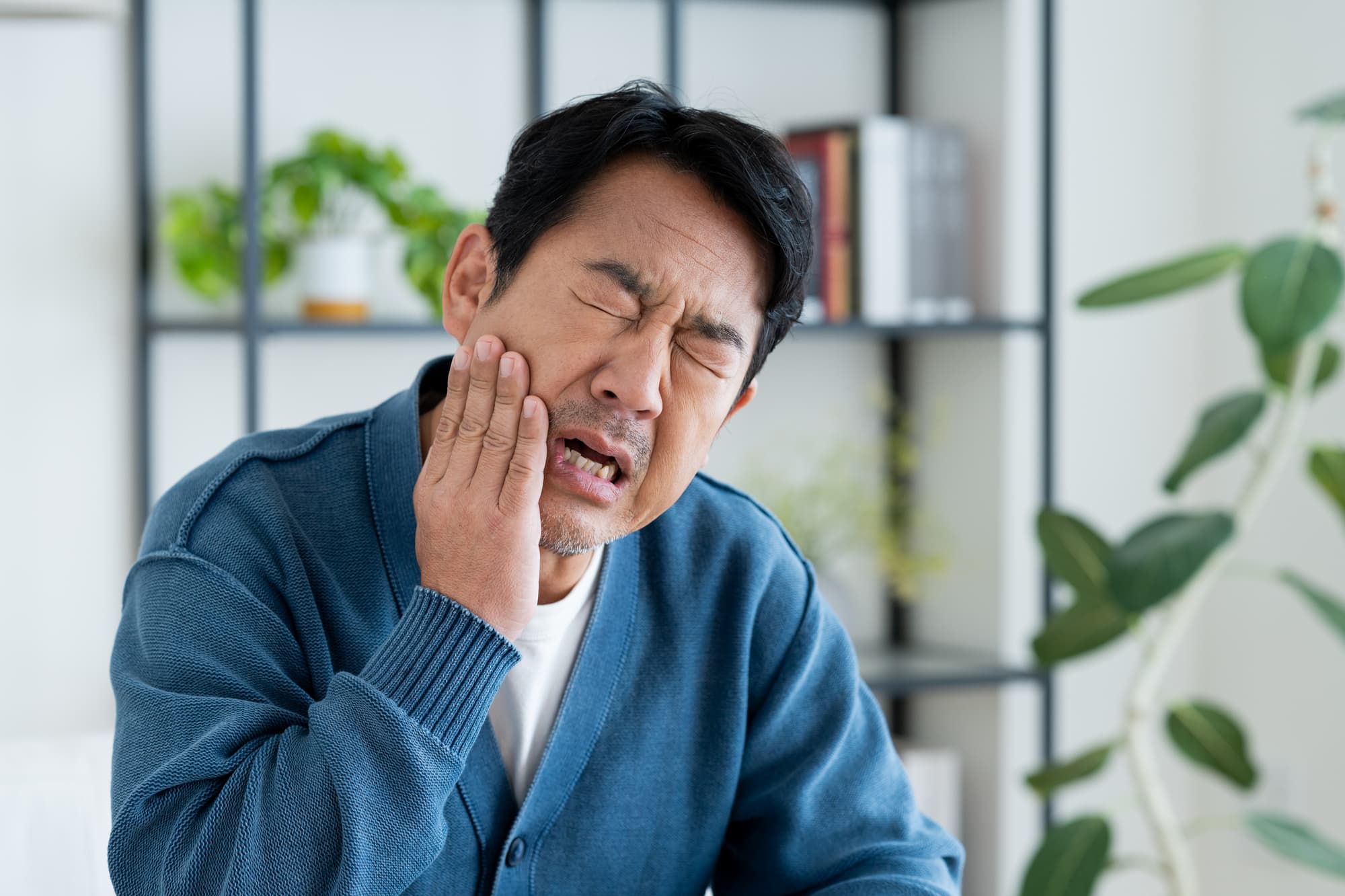 根幹治療後に痛みを感じる男性