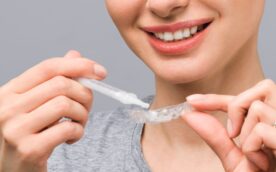 ホームホワイトニングをする女性