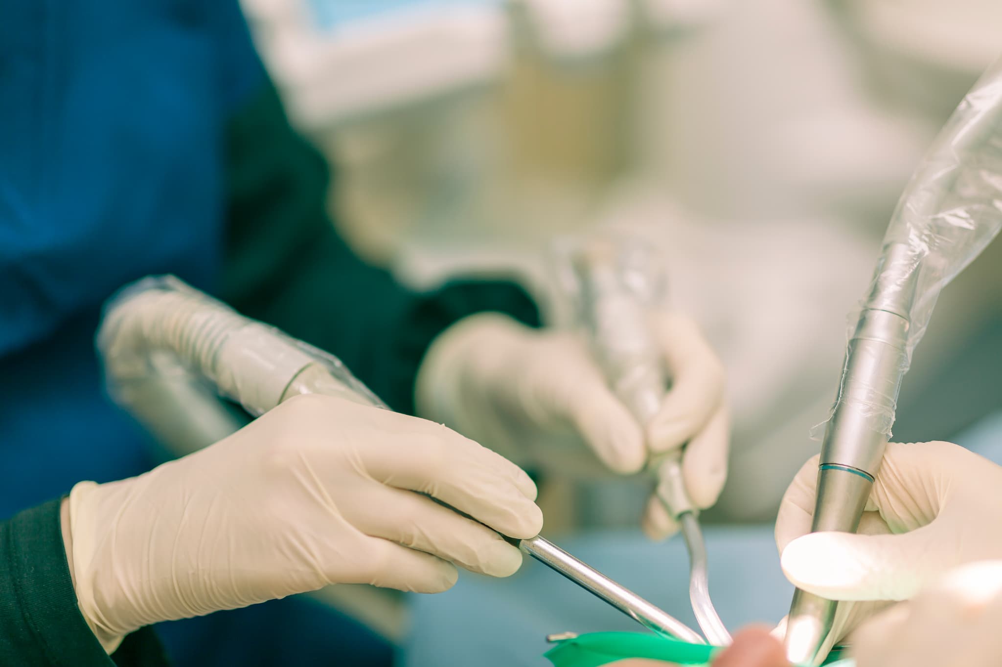 根管治療をやり直す様子