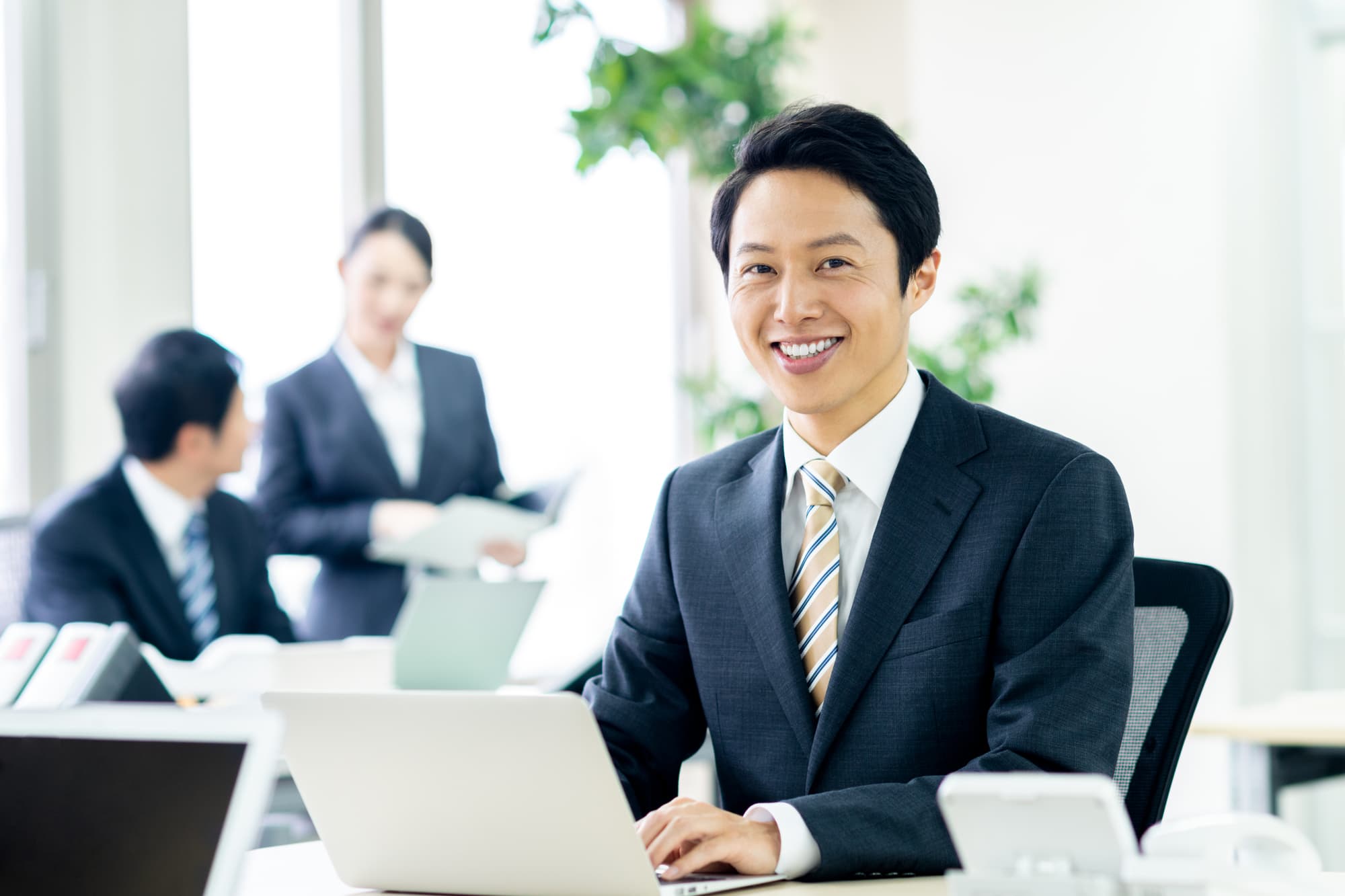 顎関節症を治療して笑顔で仕事をする男性