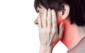 顎関節症で痛む顎を手でおさえる男性