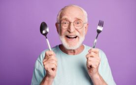 入れ歯で食事をする高齢男性のイメージ