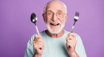 入れ歯で食事をする高齢男性のイメージ