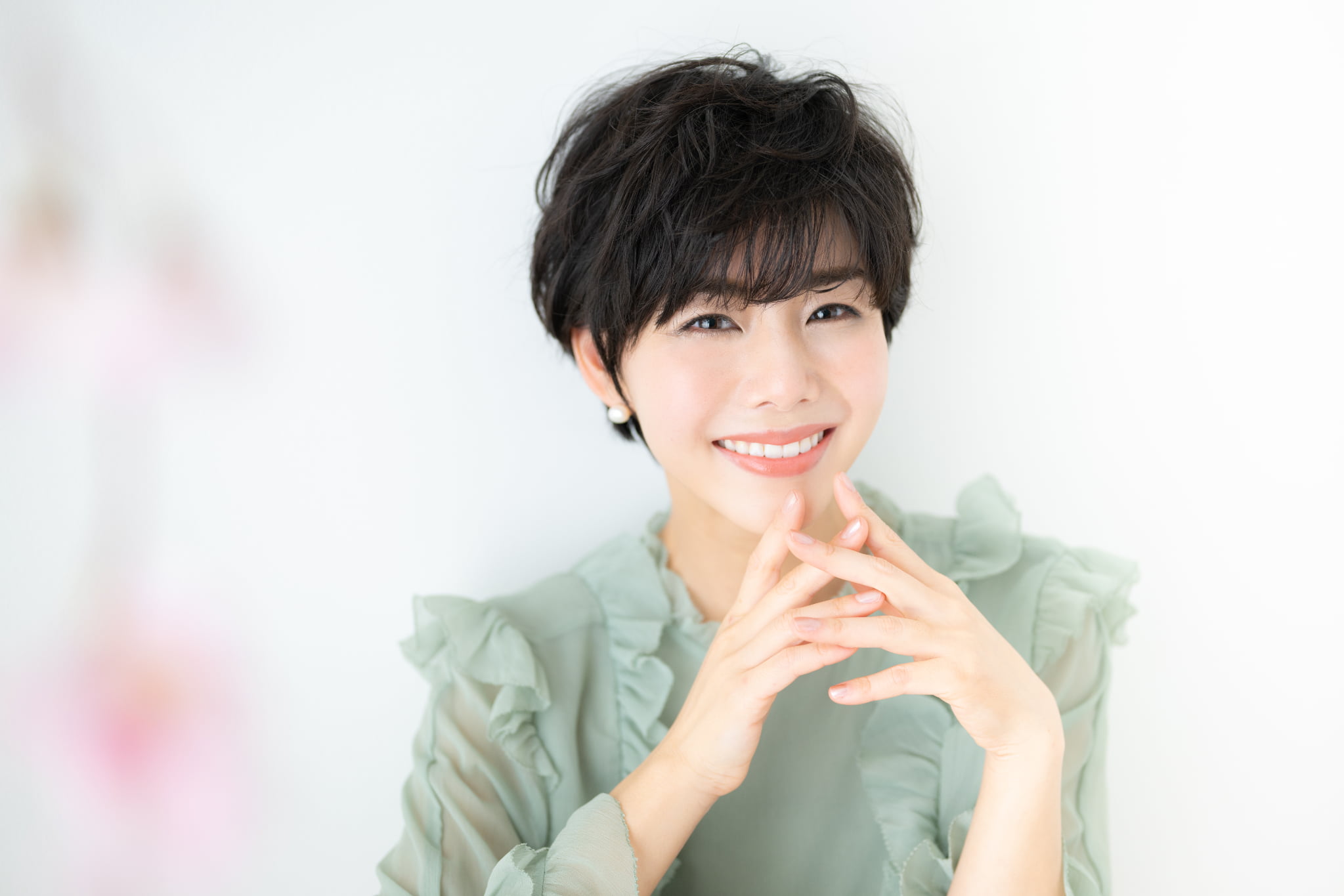 審美歯科で治療した美しい歯に満足して微笑む女性