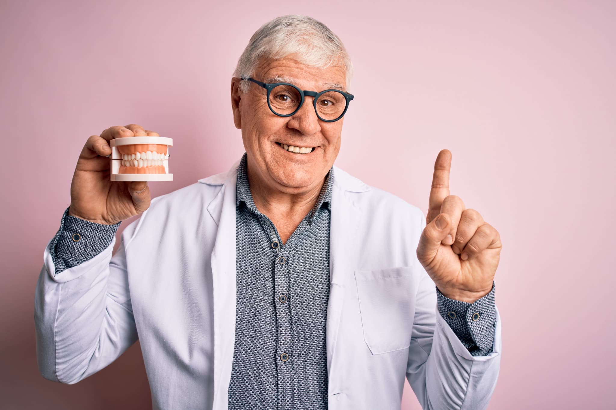 入れ歯を装着して食事をするときの注意点を伝える高齢男性