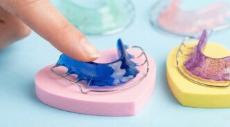 床矯正の装置を指す指