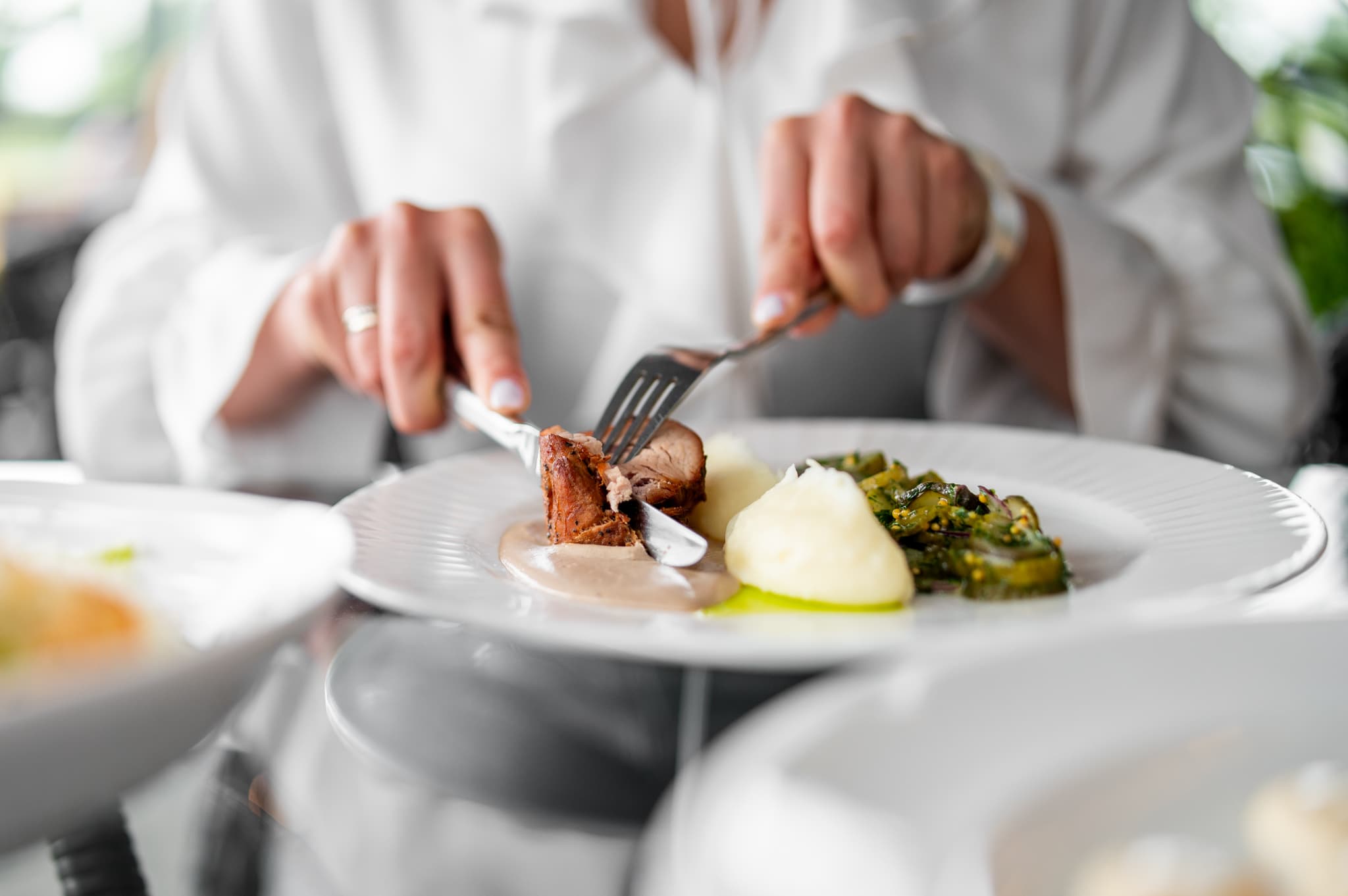 食材を小さく切って食べる様子