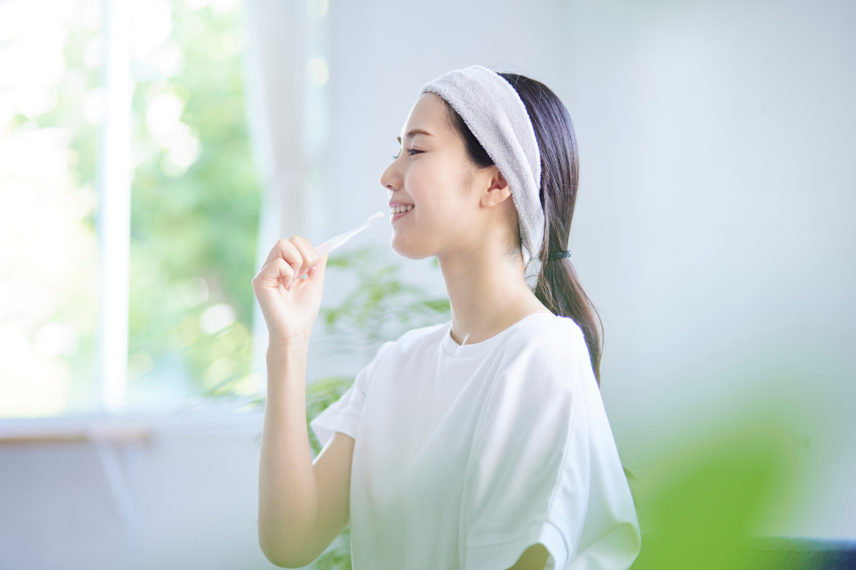 正しい歯磨き習慣を持つ女性