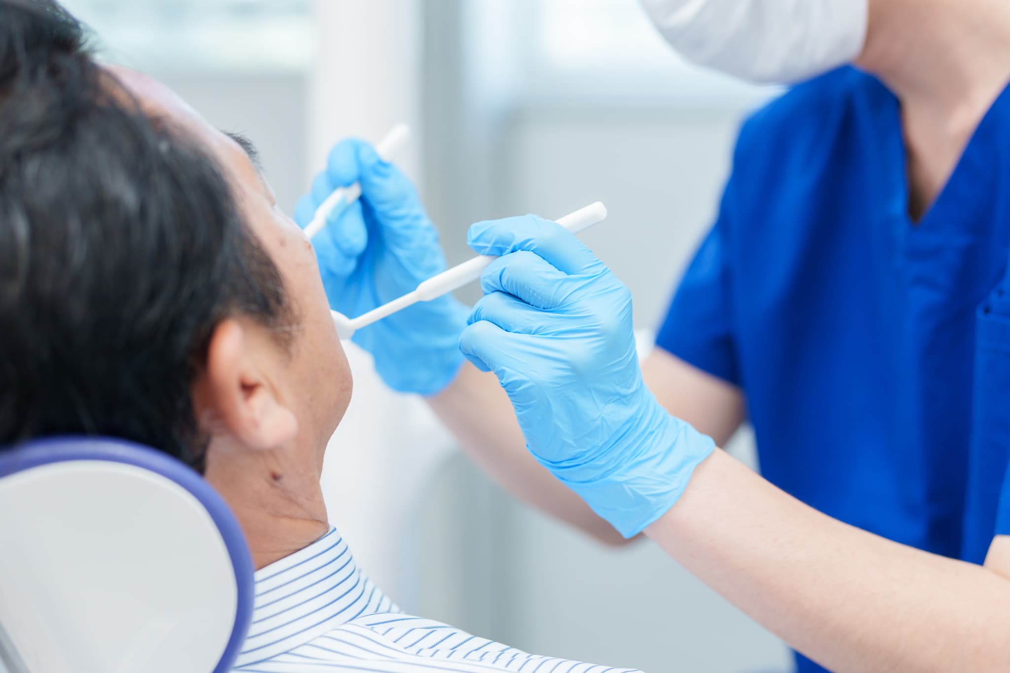 定期的に歯科検診を受ける男性