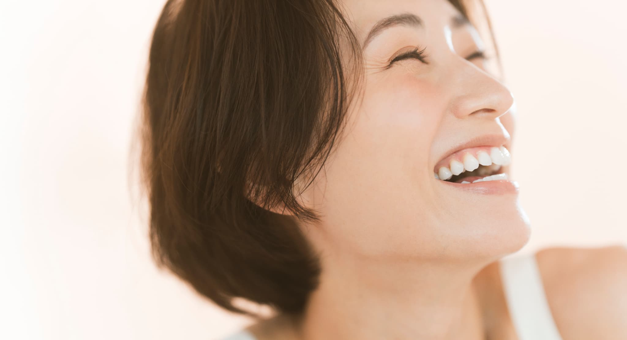 歯の痛みから解放されて笑顔を見せる女性