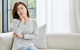 根管治療後に痛みを感じる女性