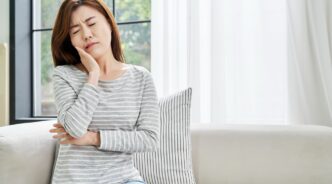 根管治療後に痛みを感じる女性